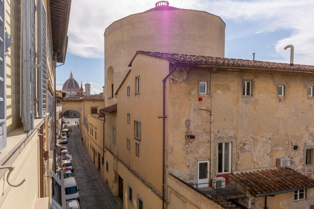 Discovering Florence Buitenkant foto